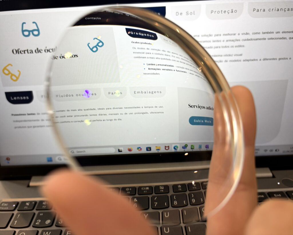 Pessoa a trabalhar ao computador com óculos com filtro de luz azul.